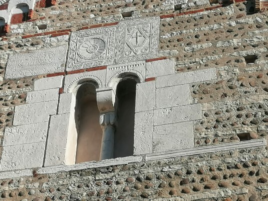 simboli religiosi facciata chiesa Cisano
