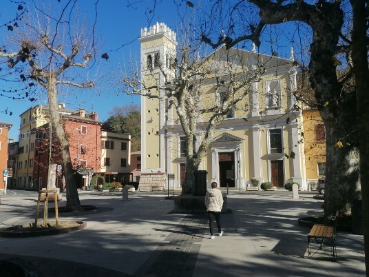 Garda piazza chiesa