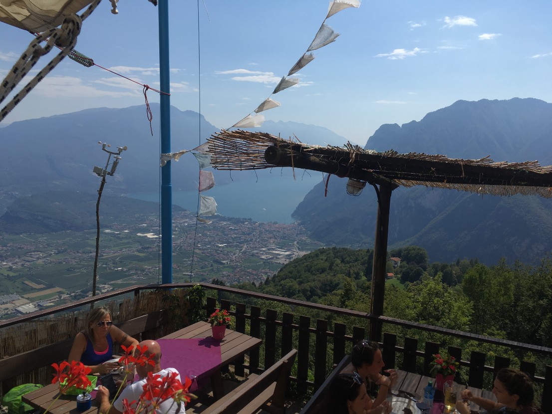 Rifugio Monte Colino terrazza con Vista Lago Garda
