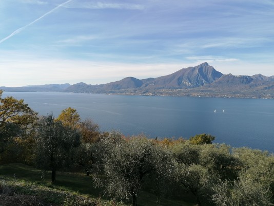 Il Lago di Garda e il Monte Pizzocolo ad ovest