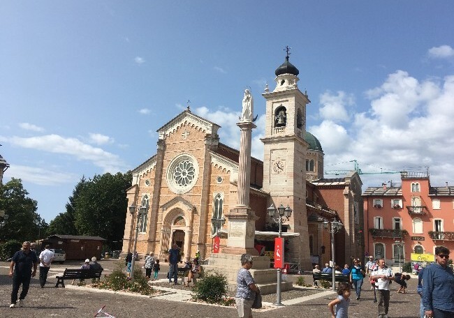 Boscochiesanuova piazza della Chiesa