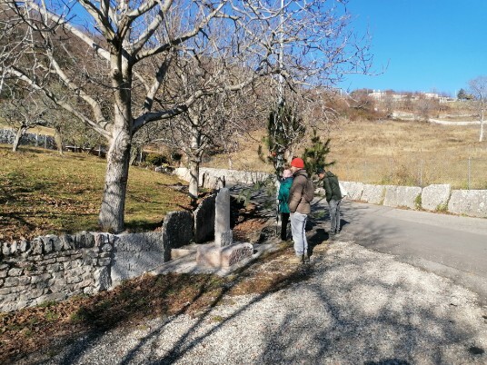 vecchio segnale stradale in pietra Cavalo vecchio segnale stradale in pietra Cavalo