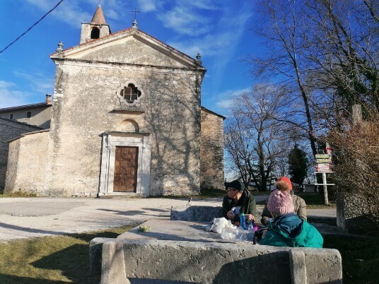 una sosta alla vecchia chiesa di Cavalo una sosta alla vecchia chiesa di Cavalo